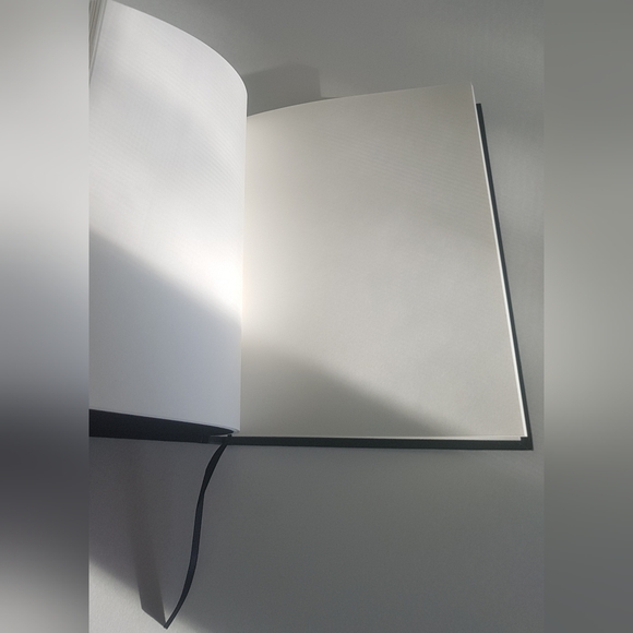 📖 Dolce & Gabbana Beauty Sketch Book - Picture 5 of 7